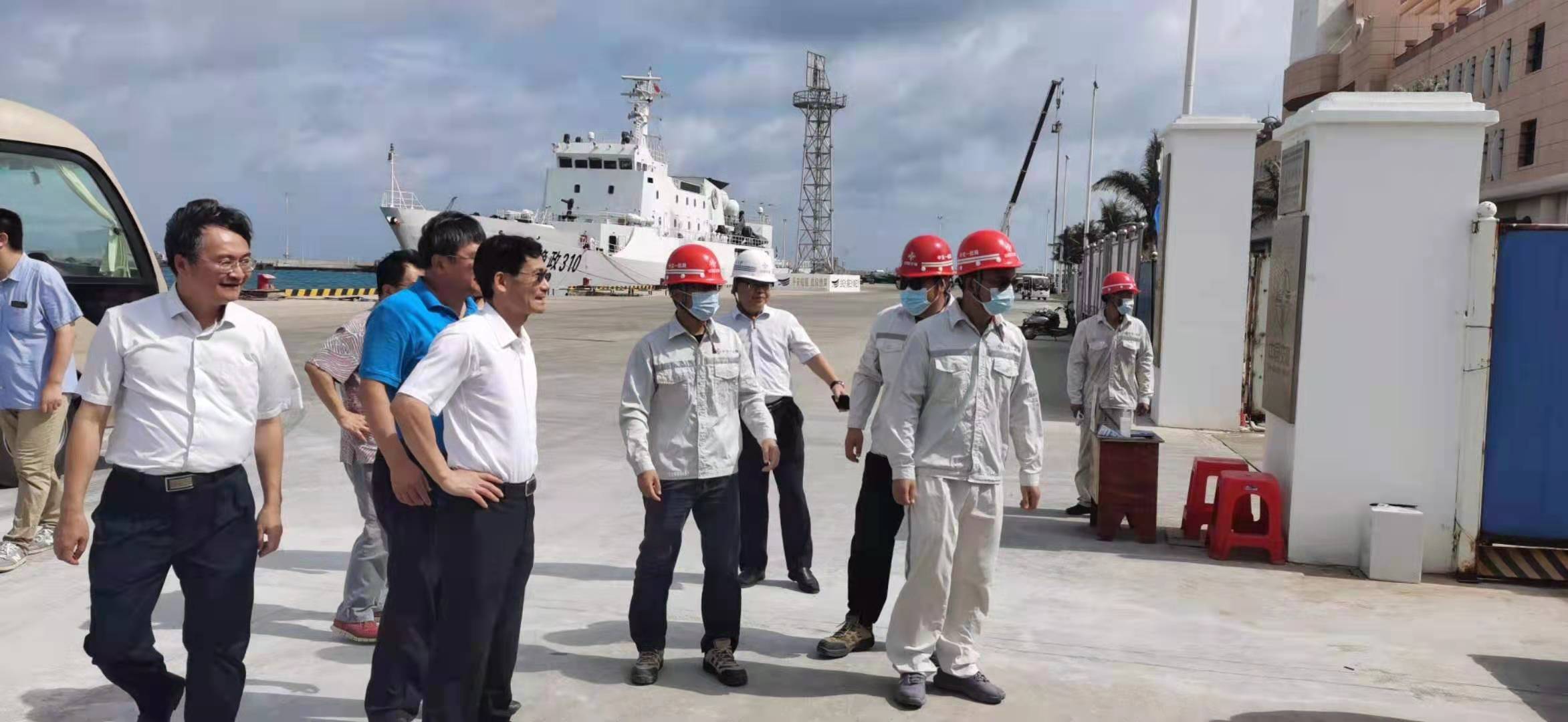 海南省省委常委、常務(wù)副省長(zhǎng)沈丹陽(yáng)蒞臨馳大建筑工程有限公司承接的三沙主權(quán)廣場(chǎng)調(diào)研指導(dǎo)